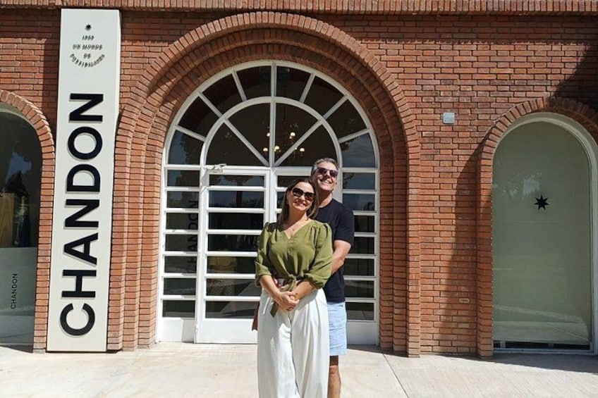Un edificio de ladrillo con un gran ventanal en arco y un cartel que dice 'CHANDON'. 3