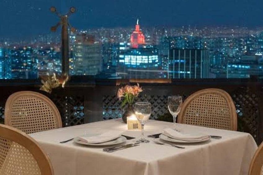 Mesa lista para comer con vista a la ciudad de fondo. 4