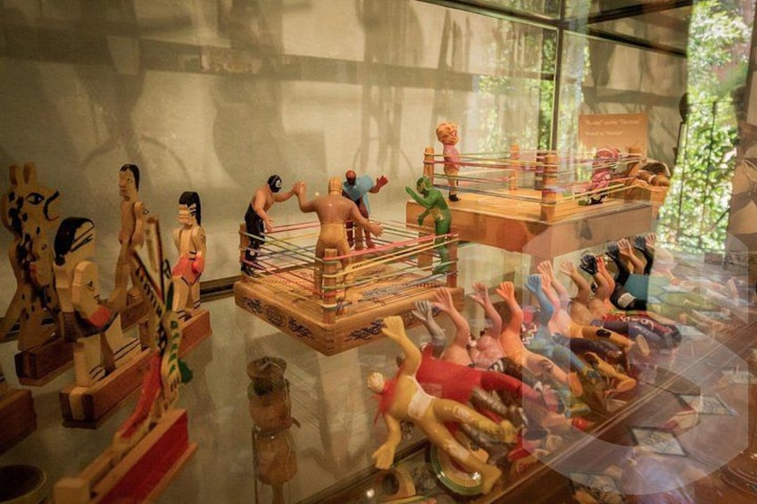 Eine Ansammlung von Holzskulpturen eines Boxrings mit Figuren in unterschiedlichen Posen. 5