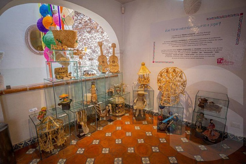Eine Museums-Ausstellung mit Glaskästen, die verschiedene Artefakte beherbergen. 3