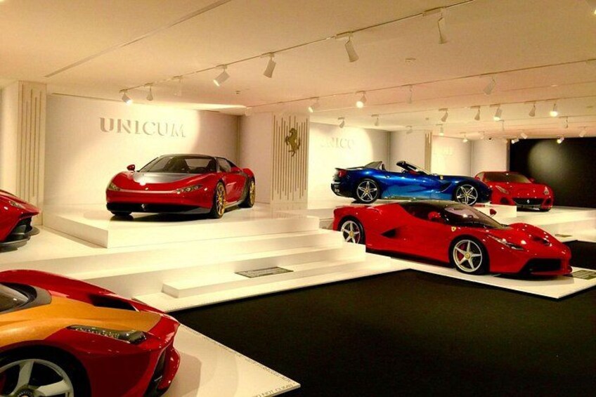 Een autosalon met verschillende sportauto's. 2
