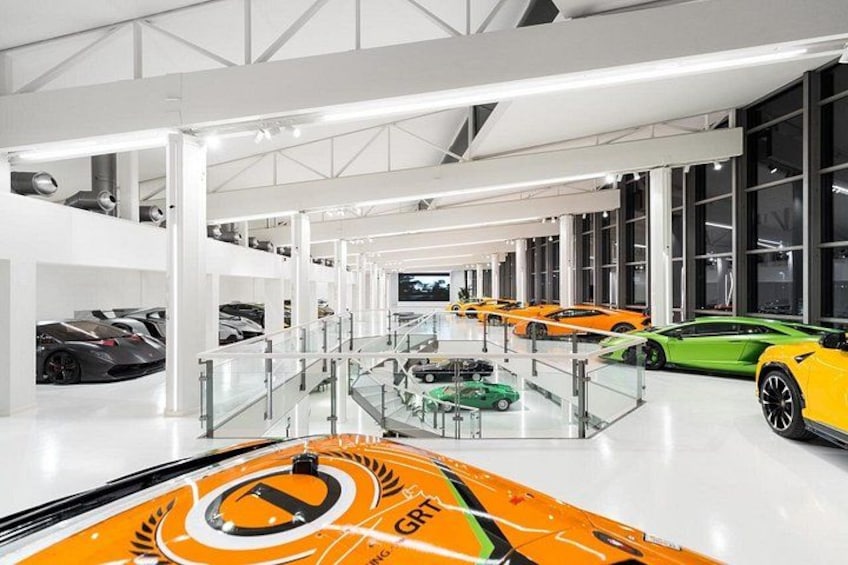 Un salón de ventas de automóviles con varios deportivos exhibidos. 2