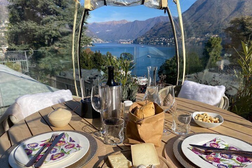 Ein Tisch für zwei mit herrlicher Aussicht auf einen See und Berge. 4