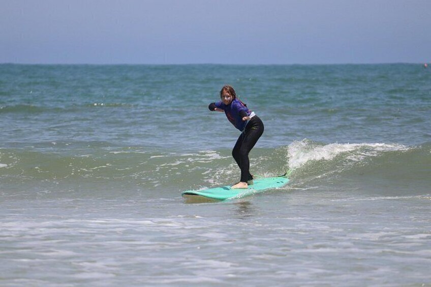Eine Person surft auf einer Welle im Ozean. 2