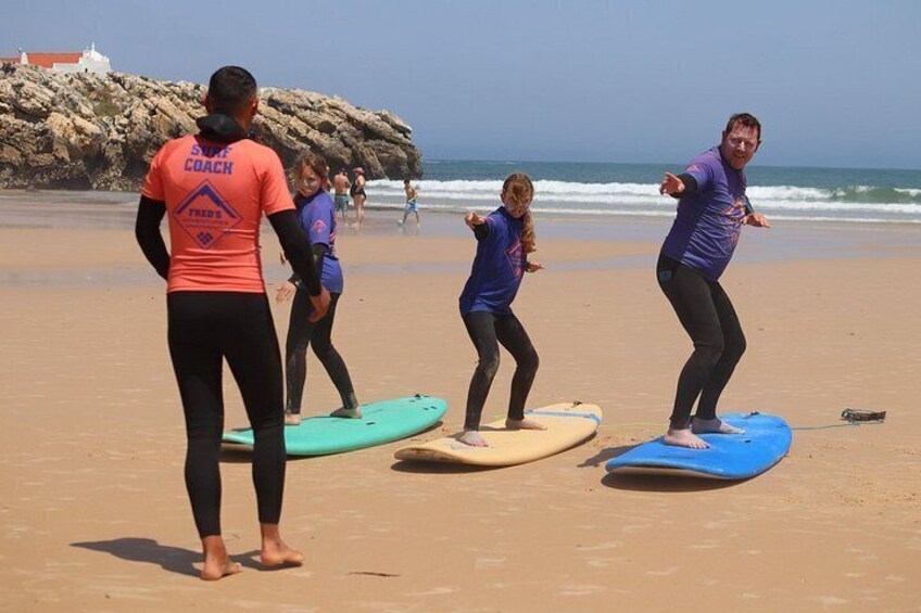 Ein Strand mit Menschen, die Surfen üben. 4