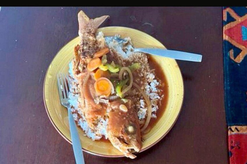 En tallerken med en hel fisk, ris og grøntsager. 1