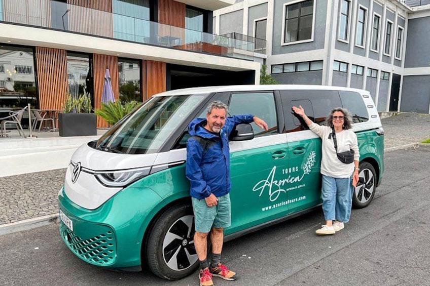 Une voiture verte, portant l’inscription « TOURS America », est garée dans une rue. 3