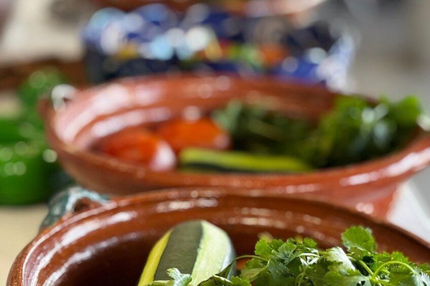 Ciotole di terracotta con erbe fresche e verdure. 3
