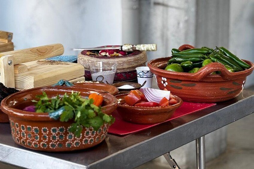 Un piano di lavoro in cucina con diverse ciotole piene di verdure fresche ed erbe aromatiche. 4
