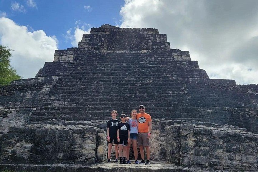 Eine Gruppe von Menschen steht vor einer großen, alten Pyramide aus Stein. 3