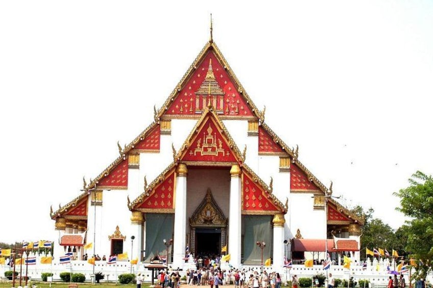 Un grand temple richement décoré, avec un toit rouge et doré, de multiples niveaux et une entrée centrale. 4