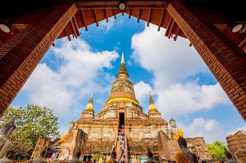 Un temple doté d’un stupa central, entouré de constructions en briques, sous un ciel dégagé. 5