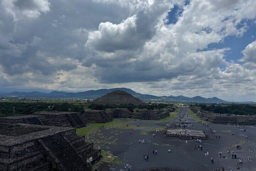 Un extenso complejo piramidal antiguo con varias estructuras y una gran plaza abierta. 2