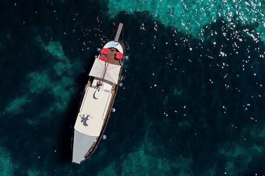 A boat on a turquoise sea. 2