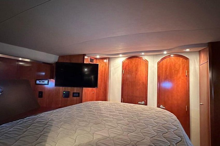 Private 42-foot luxury yacht tour in Los Cabos 4