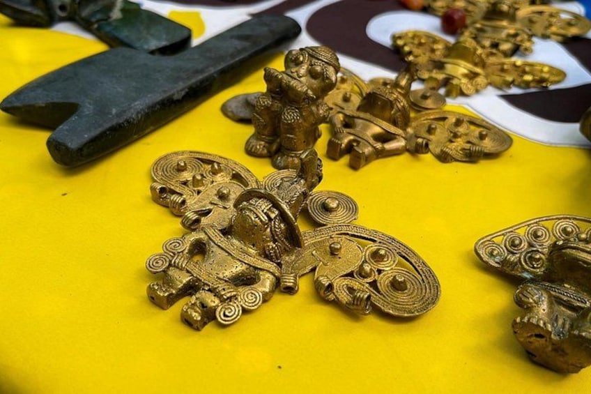 Una colección de artefactos dorados con diseños intrincados sobre una superficie amarilla. 5