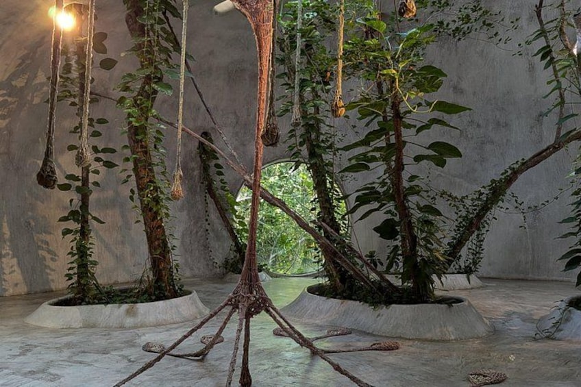 Una habitación con árboles artificiales y bombillas colgantes. 5