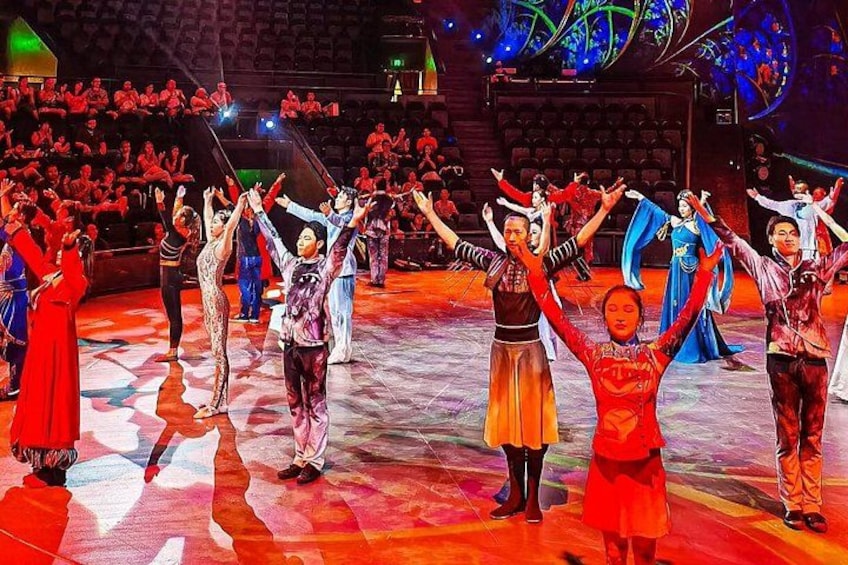 Eine Gruppe von Tänzern tritt vor einem Publikum in einem Theater auf. 4