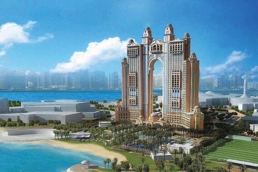 Un edificio grande e decorato, con numerose torri, fronte spiaggia e un cielo azzurro limpido. 2