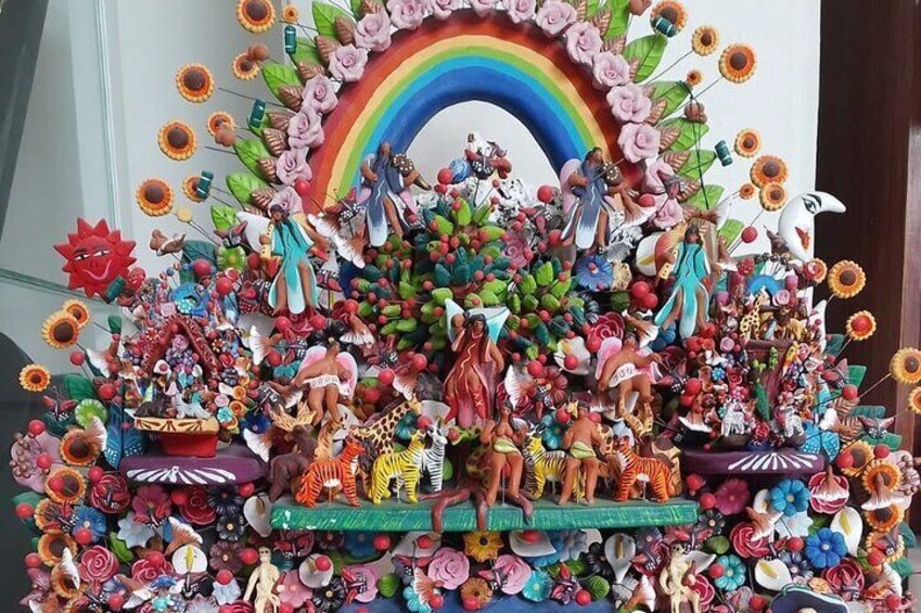 Une présentation colorée avec un arc-en-ciel, différentes figurines et des décorations florales. 4