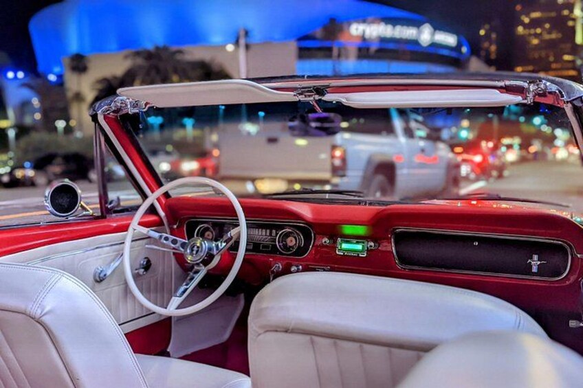 Interior clásico de un coche descapotable, con asientos de cuero y un volante. 2