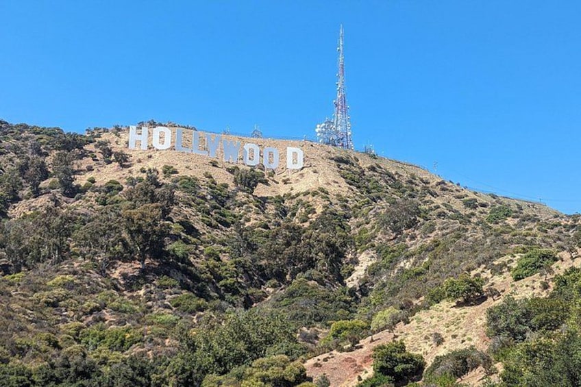 El cartel de Hollywood en una colina con vegetación escasa y cielo despejado. 3