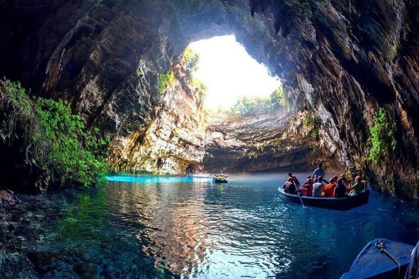 Un giro in barca all'interno di una grotta con acque cristalline e pareti rocciose. 2