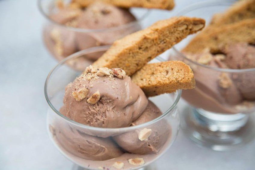 Drie glazen chocolade-ijs met koekjes. 2
