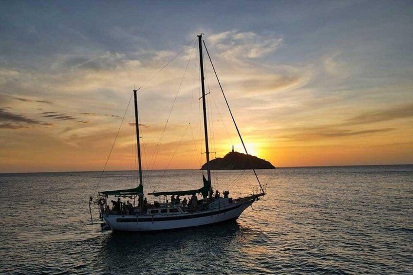 Santa Marta Sailboat Bahia Tour with Sunset, Beer and Snack 5