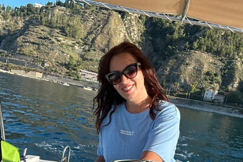 Eine Person in einem Boot vor einer gebirgigen Landschaft. 4