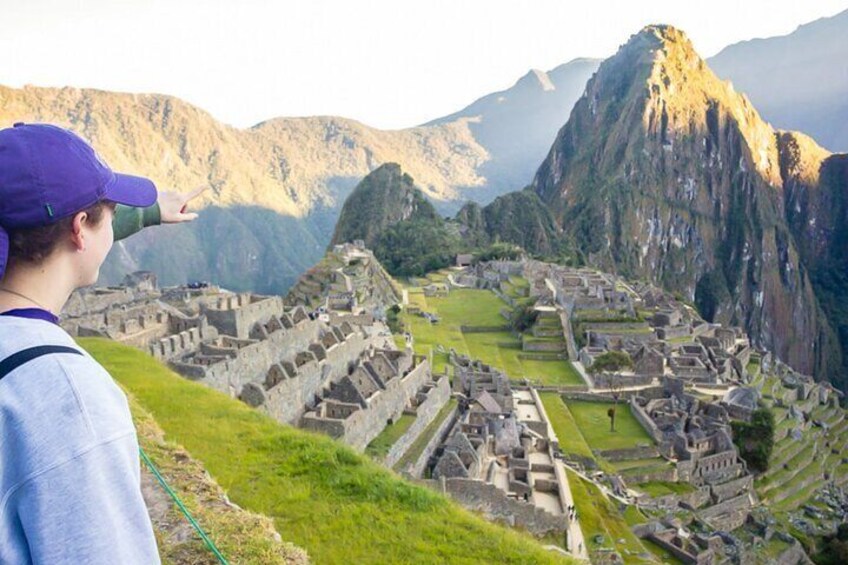 Rovine di Machu Picchu con campi a terrazza e montagne sullo sfondo. 3