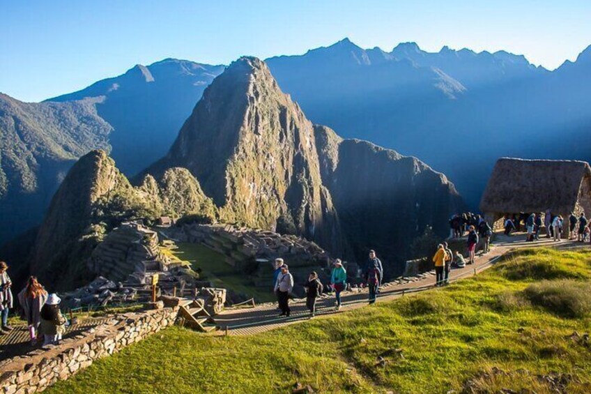 Un gruppo di persone che fa escursionismo su un sentiero, con una montagna sullo sfondo. 5