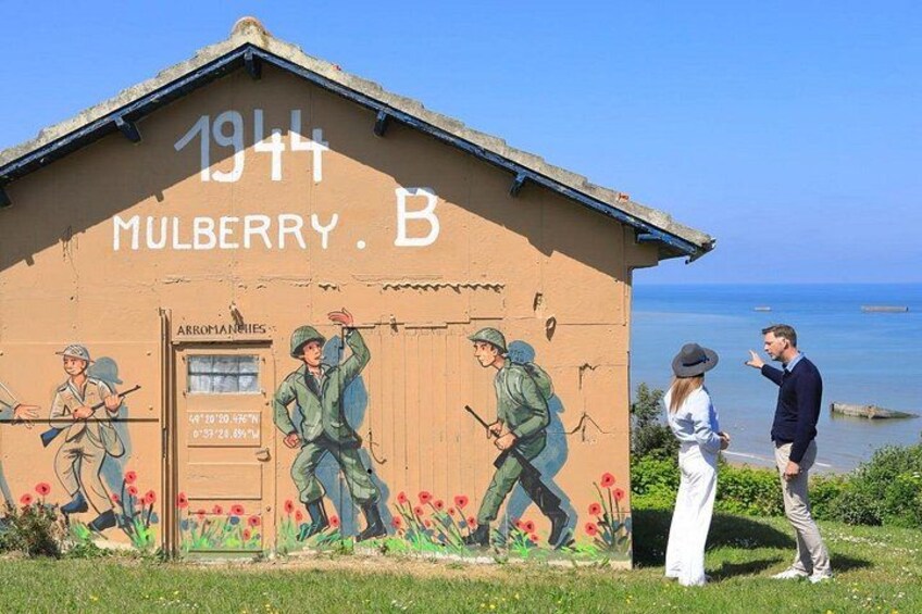 Un murale su un edificio con l'anno 1944 e il nome Mulberry B. 4