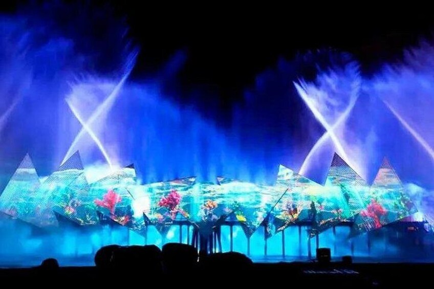 Een podium met een piramidevormige constructie en blauwe verlichting. 2