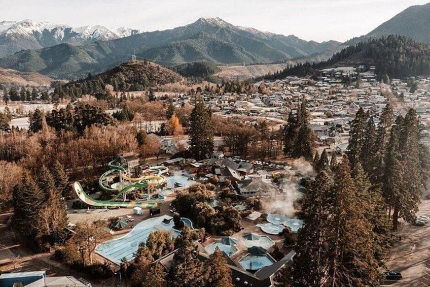Une ville de montagne dotée d’une station de ski, comprenant des remontées mécaniques et un espace piscine. 1