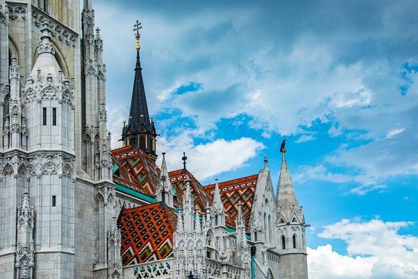 Ein historisches Gebäude mit aufwendiger Architektur, darunter ein Turm und reichverzierten Details. 5