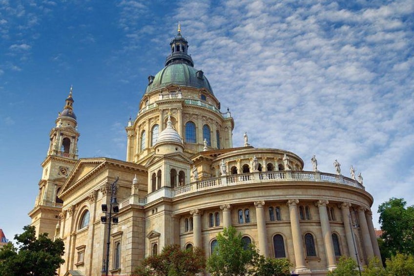 Ein historisches Gebäude mit einer markanten Kuppel und zwei Türmen. 4