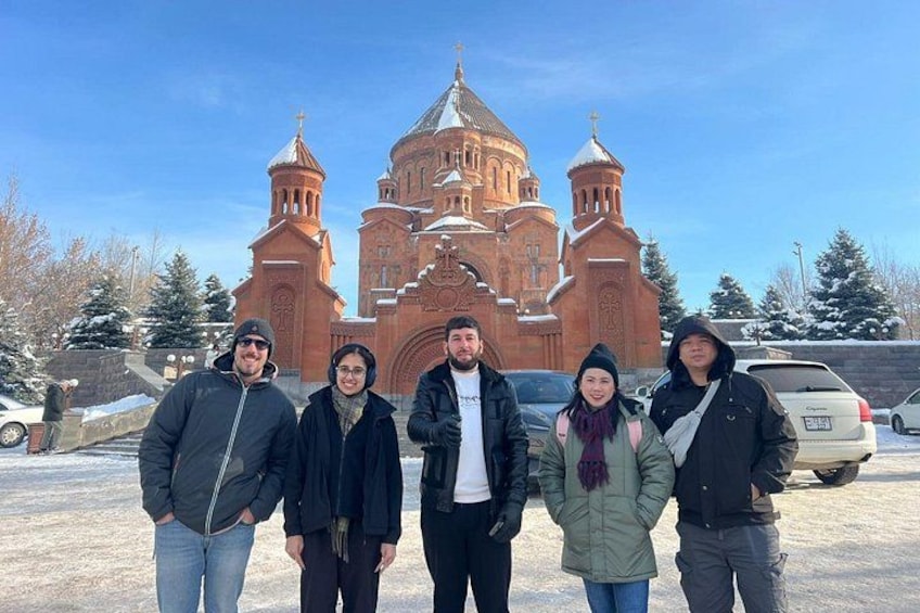 Un gruppo di persone davanti a una chiesa grande e decorata, con numerose cupole e torri. 4
