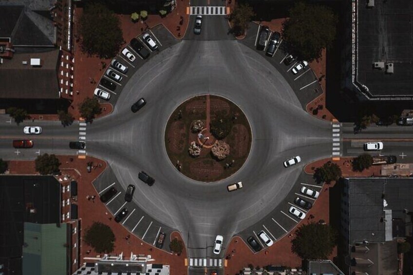 Vista aérea de una glorieta con varios carriles y edificios circundantes. 2