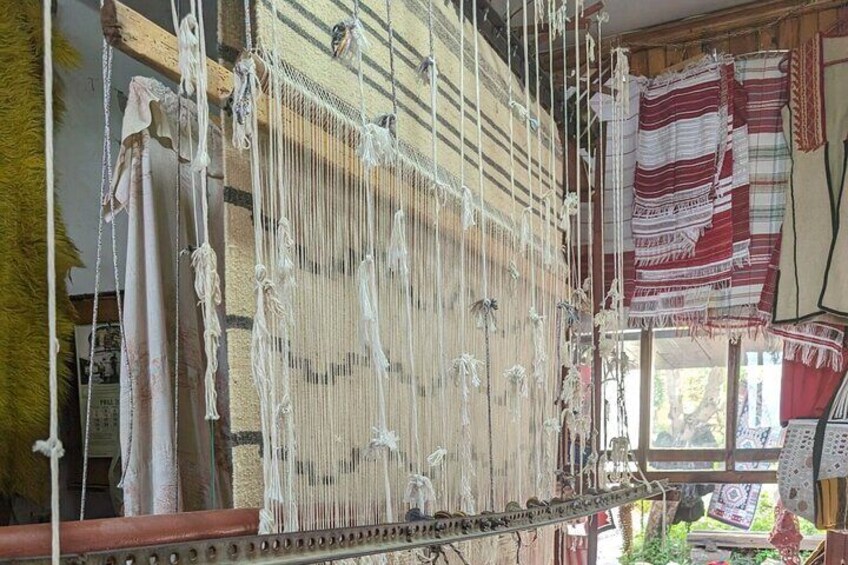 Un telaio con fili e una struttura in legno. 2