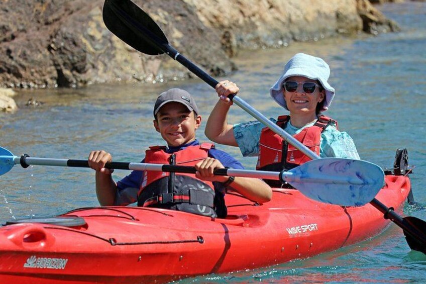 Dos personas hacen kayak en un río. 2