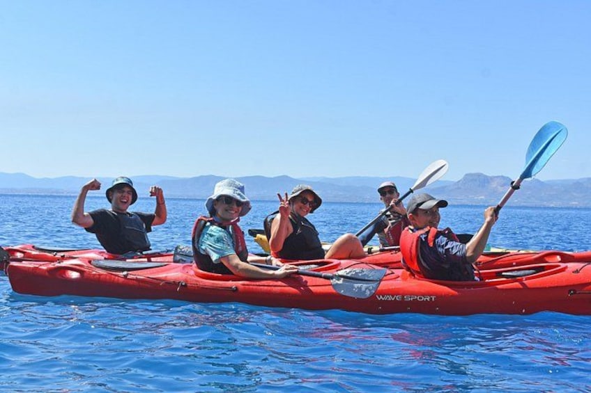 Un grupo de personas practica kayak en aguas tranquilas, con montañas al fondo. 4