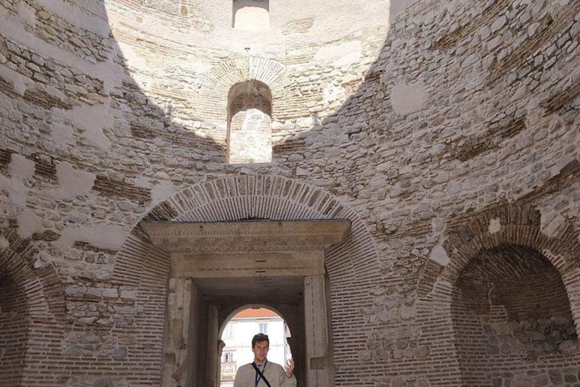 Une ancienne structure en pierre, dotée d’arcades et dans laquelle se trouve une personne. 4