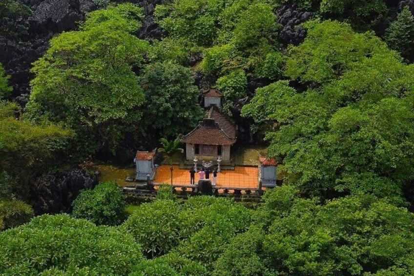 Ein traditioneller Tempel, umgeben von üppigem Grün. 3