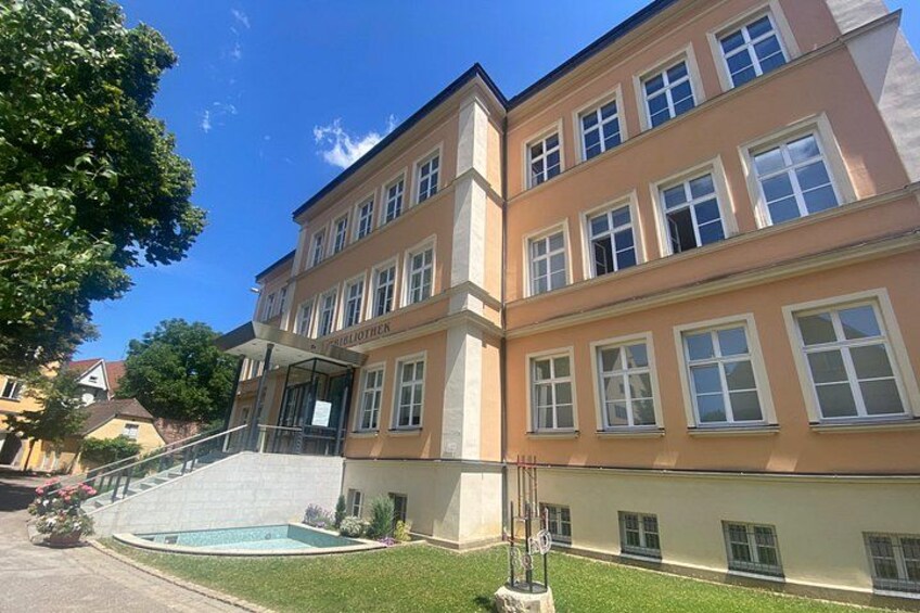 Un edificio de varios pisos con una piscina delantera. 4