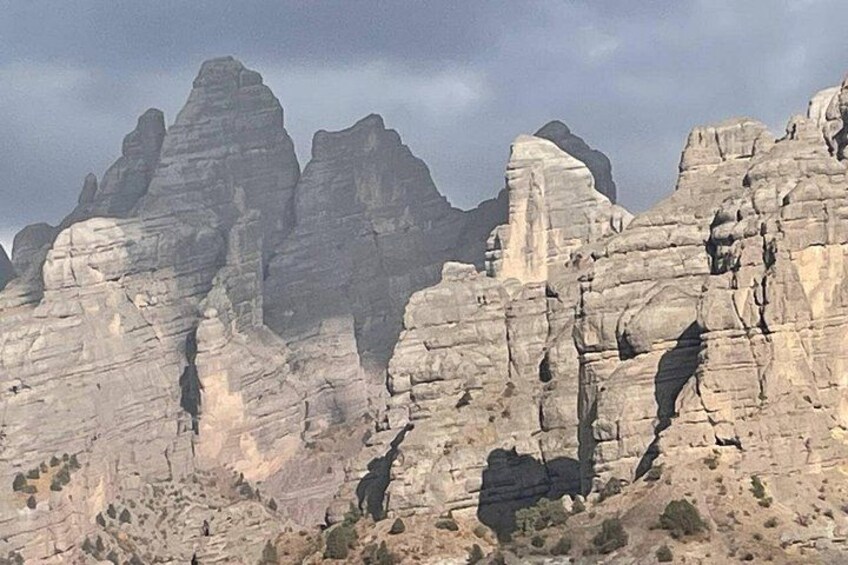 Un paysage montagneux rocheux, avec des pics imposants et un ciel dégagé. 2
