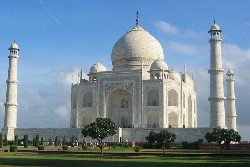 El Taj Mahal con sus cuatro minaretes, una cúpula central grande y cuatro cúpulas más pequeñas. 1