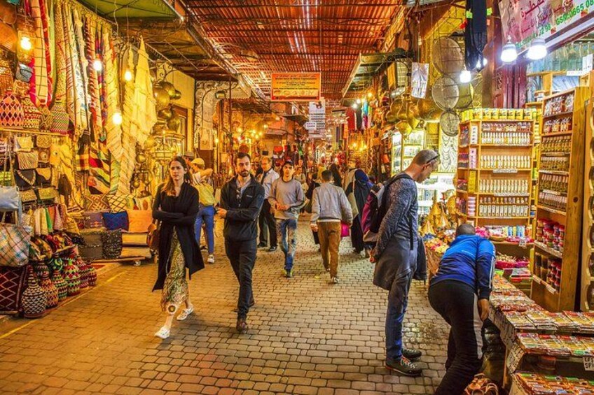 Et livligt marked med folk, der kigger og shopper. 2