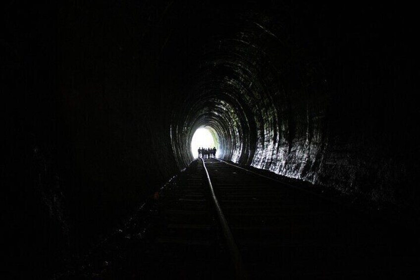 Ein dunkler Tunnel, am Ende ein Licht, und eine Person steht auf den Gleisen. 5