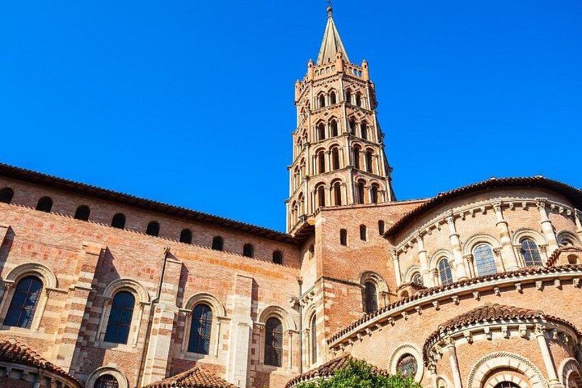 Une cathédrale historique dotée d’un imposant clocher et de fenêtres en arc. 2